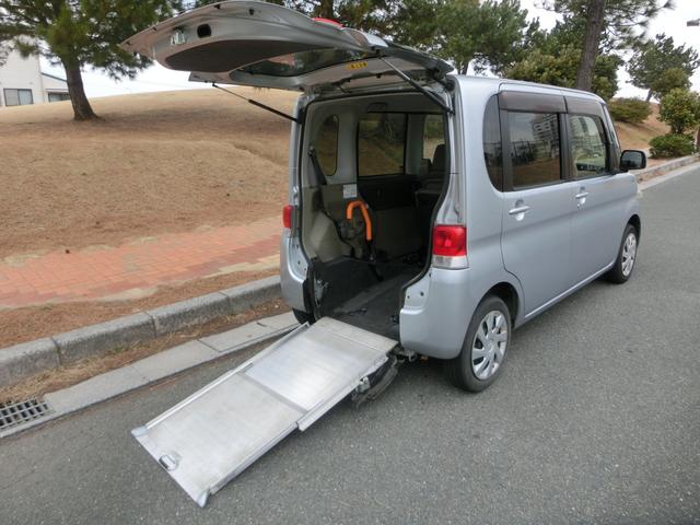 タント 　スローパー　車椅子　スロープ付き　リヤシート付４人乗り　車椅子移動車　車検８年８月　福祉車両　Ｔチェーン式エンジン　ＣＶＴ　フル装備　エアコン　リヤシート取外し可能（3枚目）