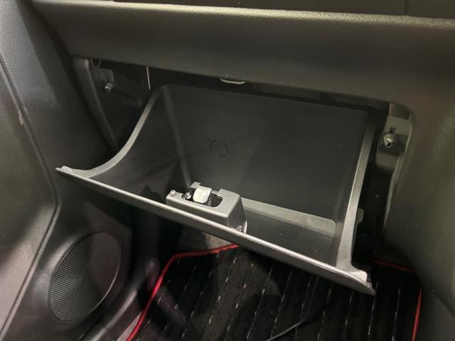 ベースグレード　衝突軽減装置　禁煙車　純正ナビ　バックカメラ　ＥＴＣ　Ｂｌｕｅｔｏｏｔｈ　フルセグＴＶ　スマートキー　シートヒーター　ＨＩＤヘッドライト　誤発進抑制　オートライト　パドルシフト　革巻きステアリング(60枚目)