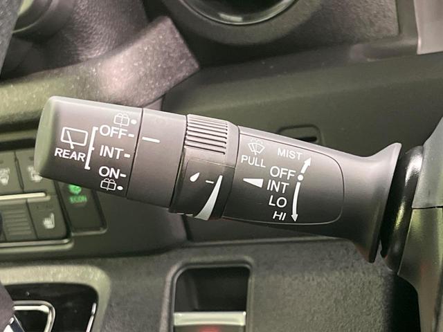 Ｎ－ＢＯＸカスタム ベースグレード　届出済未使用車　両側電動スライド　衝突軽減装置　スマートキー　シートヒーター　ステアリングスイッチ　車線逸脱警報　オートマチックハイビーム　踏み間違い防止　コーナーセンサー　ＬＥＤヘッドライト（49枚目）
