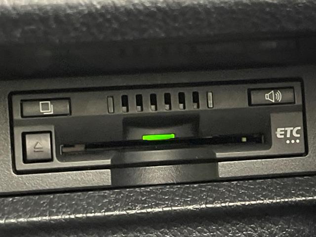 ノア ハイブリッドＳｉ　純正１０インチナビ　バックカメラ　両側電動スライド　衝突軽減装置　ＥＴＣ　ドライブレコーダー　ＬＥＤヘッドライト　車線逸脱警報　オートマチックハイビーム　オートライト　オートエアコン（7枚目）
