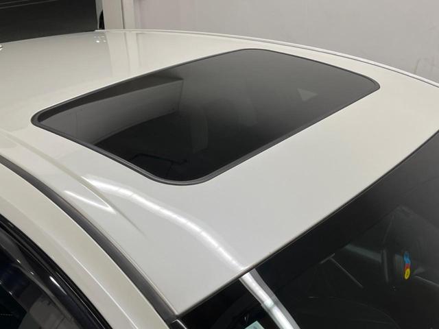 プリウス Ａ　サンルーフ　フルエアロ　ＳＤナビ　バックカメラ　衝突被害軽減システム　レーダークルーズ　禁煙車　ドラレコ　コーナーセンサー　スマートキー　ＬＥＤヘッド　ビルトインＥＴＣ　オートハイビーム（3枚目）