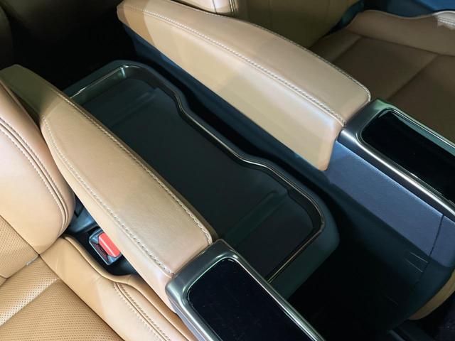 ヴェルファイアハイブリッド Ｚ　プレミア　ガラスルーフ　フルエアロ　両側電動ドア　後席モニター　全周囲カメラ　衝突被害軽減システム　１００Ｖ電源　レーダークルーズ　禁煙車　電動リアゲート　レザーシート　前席シートエアコン　リアシートエアコン（45枚目）