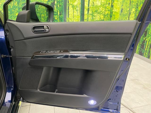 MPV 23S 両側電動スライドドア 禁煙車 純正ナビ ETC バックカメラ スマートキー HIDヘッドライト 革巻きステアリング ステアリングスイッチ オートエアコン 純正17インチアルミホイール オットマン(31枚目)