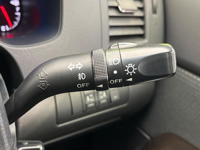 MPV 23S 両側電動スライドドア 禁煙車 純正ナビ ETC バックカメラ スマートキー HIDヘッドライト 革巻きステアリング ステアリングスイッチ オートエアコン 純正17インチアルミホイール オットマン(42枚目)