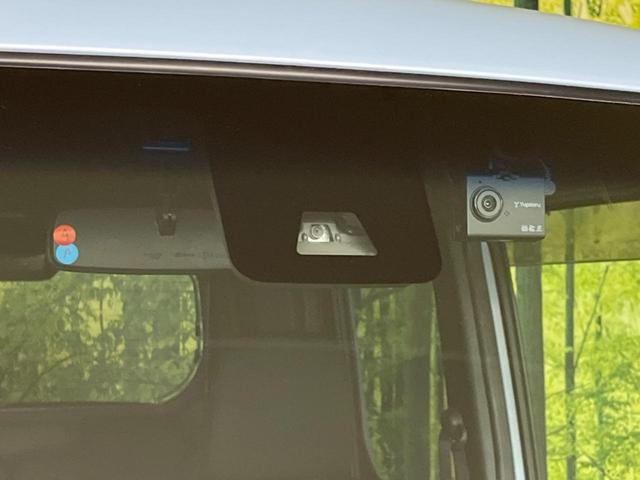 【スマートアシスト】走行中に前方の車両等を認識し、衝突しそうな時は警報とブレーキで衝突回避と被害軽減をアシスト。より安全にドライブをお楽しみいただけます。