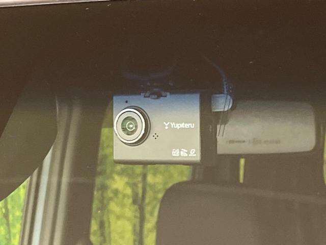 【ドライブレコーダー】安心・安全なカーライフに必須のドライブレコーダーを装備！走行中はもちろん、あおり運転や事故に遭遇した際の状況も映像で記録し、万一のリスクに備えます。