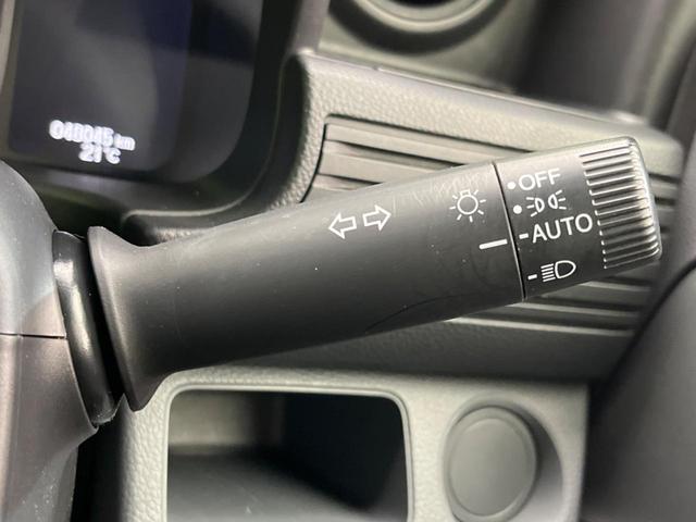 【オートライト】周りの明るさに応じて自動でヘッドライトの点灯・消灯ができる機能です！ライトの付け忘れ・消し忘れなどが無くなり、雨の日や夕方の走行も安心！トンネル通過時も便利ですね♪