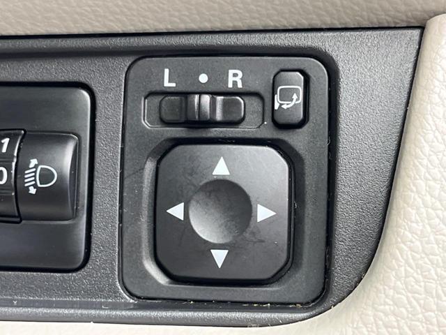 【電動格納ミラー】サイドミラーは電動格納式となっており、狭い駐車場でもキズがつくリスクを抑えられます。