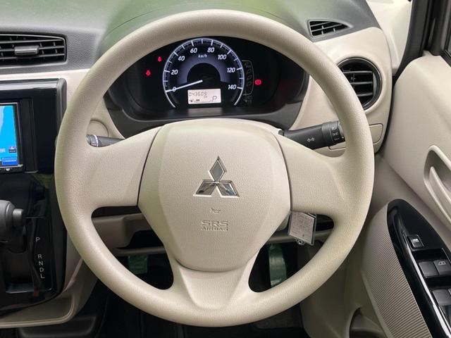 インテリアに合わせたデザインのステアリングは、運転される方のことも考え、運転しやすい形状、大きさです。是非一度、実際に触ってお確かめください。