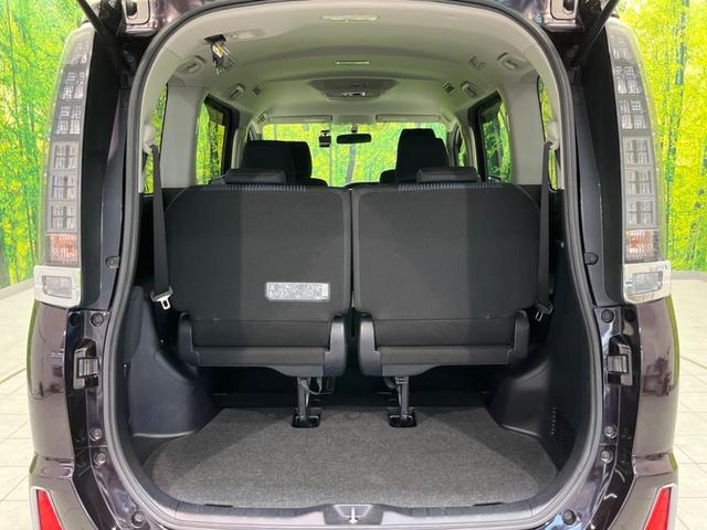 ヴォクシー ＺＳ　両側電動スライドドア　純正９インチナビ　バックカメラ　後席モニター　ドラレコ　ＥＴＣ　禁煙車　ＬＥＤヘッド　Ｂｌｕｅｔｏｏｔｈ再生　スマートキー　オートエアコン　オートライト　ＣＤ／ＤＶＤ再生（10枚目）