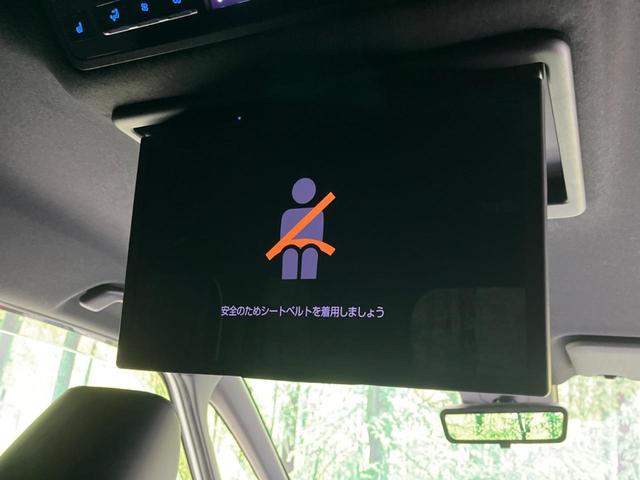 【１４型有機ＥＬフリップダウン】三列目からでも迫力のエンタメが観れる大画面フリップダウン。有機ＥＬのモニターでは、一般的なフリップダウンよりも高コントラストでキレイな映像を楽しめます。