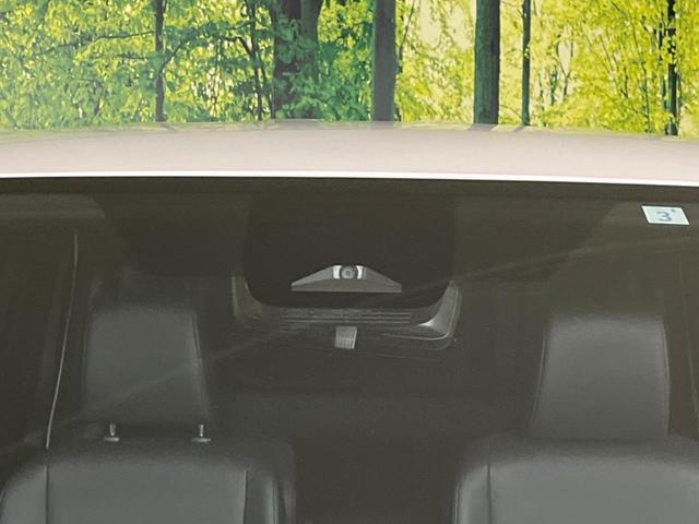 【トヨタセーフティセンス】走行中に前方の車両等を認識し、衝突しそうな時は警報とブレーキで衝突回避と被害軽減をアシスト。より安全にドライブをお楽しみいただけます。