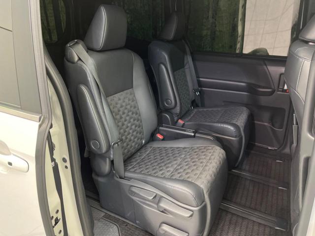 二列目中央はウォークスルーとなっております。二列目と三列目の移動や乗り降りがとっても楽になるので、乗り降りの際もストレスを感じることはありません♪