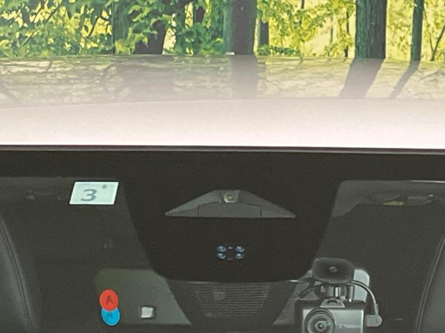 シビック ｅ：ＨＥＶ　衝突軽減装置　禁煙車　純正９インチナビ　ＢＯＳＥサウンド　アダプティブクルーズ　バックカメラ　ＥＴＣ　Ｂｌｕｅｔｏｏｔｈ　フルセグ　ドライブレコーダー　シートヒーター　パワーシート（3枚目）