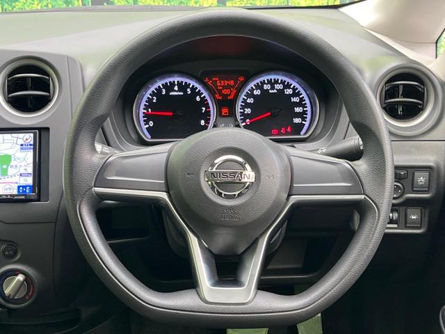 �C���e���A�ɍ��킹���f�U�C���̃X�e�A�����O�́A�^�]�������̂��Ƃ��l���A�^�]���₷���`��A�傫���ł��B�����x�A���ۂɐG���Ă��m���߂��������B