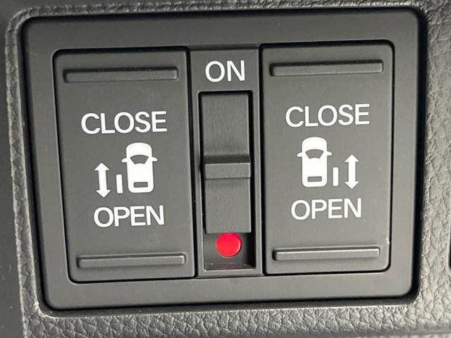 【両側パワースライドドア】スマートキーや運転席のスイッチで後席両側スライドドアの開閉が可能♪電動だから力を入れてドアを開ける必要が無く、小さなお子様でも簡単に開け閉めでき快適です♪