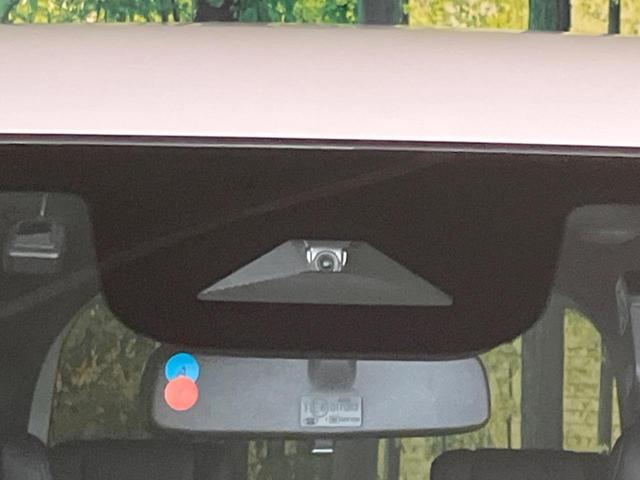 【ホンダセンシング】走行中に前方の車両等を認識し、衝突しそうな時は警報とブレーキで衝突回避と被害軽減をアシスト。より安全にドライブをお楽しみいただけます。