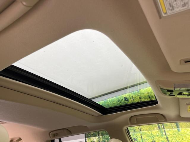 【サンルーフ】開放感たっぷりの希少装備、サンルーフが装着されています！車内に明かりを取り入れたり景色を楽しむ以外にも、車内の空気も簡単に換気できて快適です！
