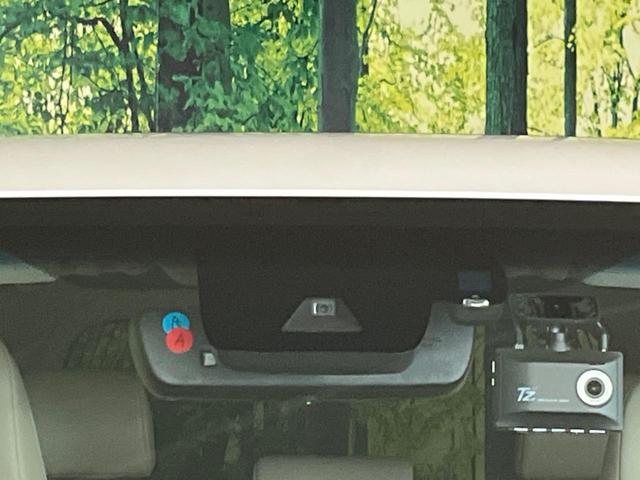 【トヨタセーフティセンス】走行中に前方の車両等を認識し、衝突しそうな時は警報とブレーキで衝突回避と被害軽減をアシスト。より安全にドライブをお楽しみいただけます。