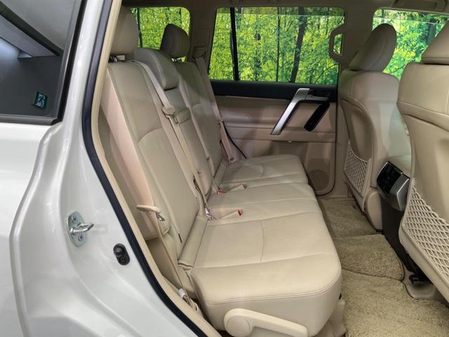後部座席も気になるようなキズ・汚れやへたり等、大きなダメージはなく、良好な状態です。