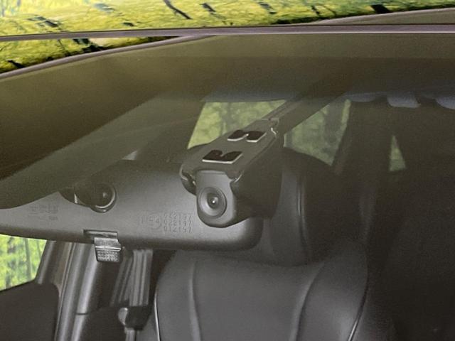 フィット ｅ：ＨＥＶリュクス　衝突軽減装置　禁煙車　９型ナビ　バックカメラ　ドラレコ　ＥＴＣ　レーダークルーズコントロール　クリアランスソナー　スマートキー　レーンアシスト　オートマチックハイビーム　オートエアコン（6枚目）