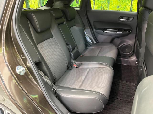 フィット ｅ：ＨＥＶリュクス　衝突軽減装置　禁煙車　９型ナビ　バックカメラ　ドラレコ　ＥＴＣ　レーダークルーズコントロール　クリアランスソナー　スマートキー　レーンアシスト　オートマチックハイビーム　オートエアコン（9枚目）