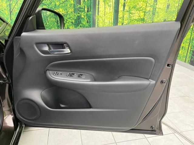 フィット ｅ：ＨＥＶリュクス　衝突軽減装置　禁煙車　９型ナビ　バックカメラ　ドラレコ　ＥＴＣ　レーダークルーズコントロール　クリアランスソナー　スマートキー　レーンアシスト　オートマチックハイビーム　オートエアコン（31枚目）