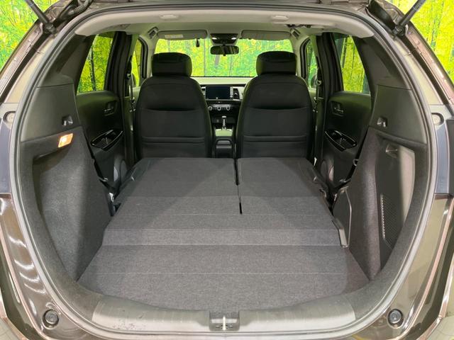 フィット ｅ：ＨＥＶリュクス　衝突軽減装置　禁煙車　９型ナビ　バックカメラ　ドラレコ　ＥＴＣ　レーダークルーズコントロール　クリアランスソナー　スマートキー　レーンアシスト　オートマチックハイビーム　オートエアコン（33枚目）