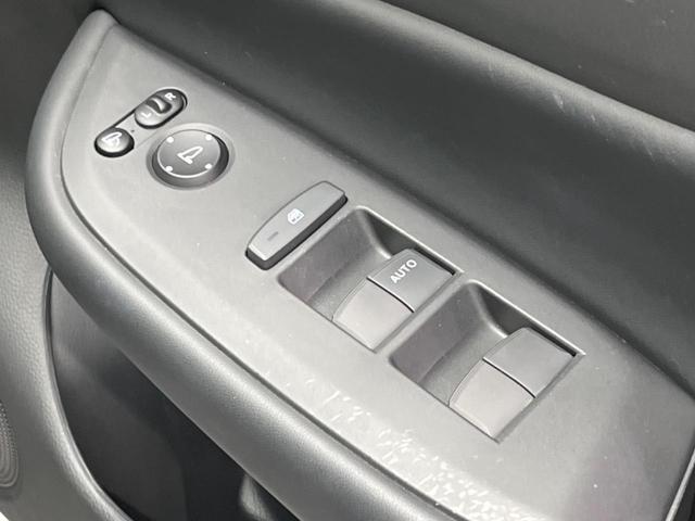 フィット ｅ：ＨＥＶリュクス　衝突軽減装置　禁煙車　９型ナビ　バックカメラ　ドラレコ　ＥＴＣ　レーダークルーズコントロール　クリアランスソナー　スマートキー　レーンアシスト　オートマチックハイビーム　オートエアコン（40枚目）