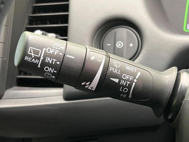 フィット ｅ：ＨＥＶリュクス　衝突軽減装置　禁煙車　９型ナビ　バックカメラ　ドラレコ　ＥＴＣ　レーダークルーズコントロール　クリアランスソナー　スマートキー　レーンアシスト　オートマチックハイビーム　オートエアコン（46枚目）