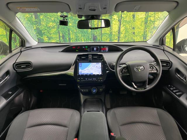 プリウス ＳセーフティプラスＩＩ　衝突軽減　レーダークルーズ　純正８型ナビ　全周囲カメラ　禁煙車　ドラレコ　ＥＴＣ　Ｂｌｕｅｔｏｏｔｈ　フルセグ　ＬＥＤヘッド　ＬＥＤフォグ　オートマチックハイビーム　クリアランスソナー（2枚目）