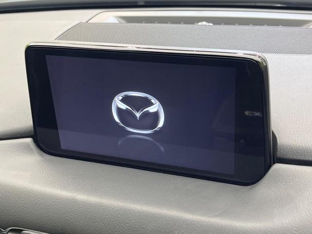 【８．８インチマツダコネクト】車内の雰囲気にマッチした大型のディスプレイ。スマホ接続でのナビ使用やＢｌｕｅｔｏｏｔｈ再生等、様々な機能が楽しめます。直感的なダイヤル操作が可能で、使い勝手も良好です。