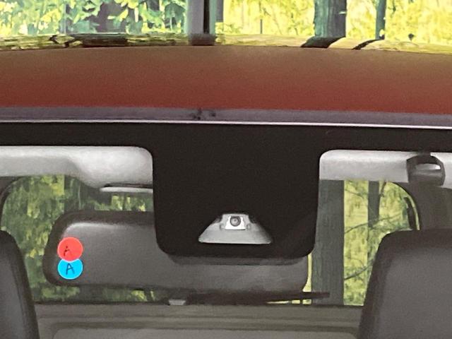 【スマートアシスト】走行中に前方の車両等を認識し、衝突しそうな時は警報とブレーキで衝突回避と被害軽減をアシスト。より安全にドライブをお楽しみいただけます。