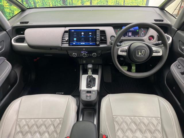 フィット ｅ：ＨＥＶクロスター　純正ナビ　バックカメラ　衝突軽減装置　レーダークルーズ　禁煙車　ドラレコ　コーナーセンサー　レーンキープ　スマートキー　ＬＥＤヘッド　ルーフレール　ＥＴＣ　オートマチックハイビーム　オートエアコン（2枚目）