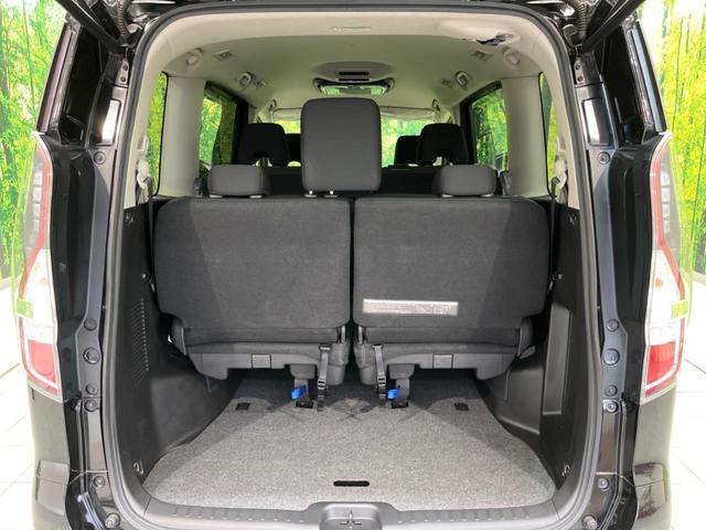 セレナ ハイウェイスターＶ　両側電動スライドドア　ＳＤナビ　後席モニター　全周囲カメラ　衝突軽減装置　禁煙車　ドラレコ　コーナーセンサー　レーンキープ　スマートキー　ＬＥＤヘッド　ＥＴＣ　クルーズコントロール　オートライト（11枚目）