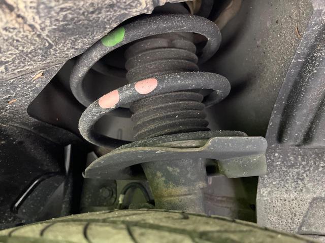 セレナ ハイウェイスターＶ　両側電動スライドドア　ＳＤナビ　後席モニター　全周囲カメラ　衝突軽減装置　禁煙車　ドラレコ　コーナーセンサー　レーンキープ　スマートキー　ＬＥＤヘッド　ＥＴＣ　クルーズコントロール　オートライト（20枚目）