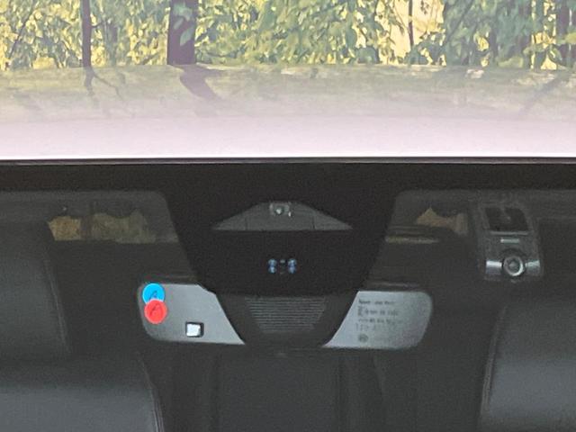 シビック ｅ：ＨＥＶ　純正９型ナビ　バックカメラ　ＢＯＳＥサウンドシステム　衝突軽減装置　レーダークルーズ　禁煙車　ハーフレザーシート　シートヒーター　パワーシート　ドラレコ　コーナーセンサー　レーンキープ　スマートキー（3枚目）