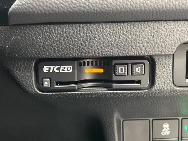 シビック ｅ：ＨＥＶ　純正９型ナビ　バックカメラ　ＢＯＳＥサウンドシステム　衝突軽減装置　レーダークルーズ　禁煙車　ハーフレザーシート　シートヒーター　パワーシート　ドラレコ　コーナーセンサー　レーンキープ　スマートキー（6枚目）