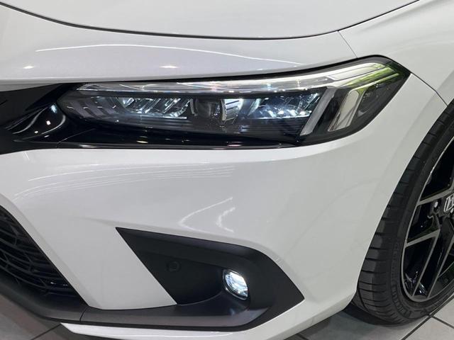 シビック ｅ：ＨＥＶ　純正９型ナビ　バックカメラ　ＢＯＳＥサウンドシステム　衝突軽減装置　レーダークルーズ　禁煙車　ハーフレザーシート　シートヒーター　パワーシート　ドラレコ　コーナーセンサー　レーンキープ　スマートキー（12枚目）