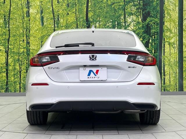 シビック ｅ：ＨＥＶ　純正９型ナビ　バックカメラ　ＢＯＳＥサウンドシステム　衝突軽減装置　レーダークルーズ　禁煙車　ハーフレザーシート　シートヒーター　パワーシート　ドラレコ　コーナーセンサー　レーンキープ　スマートキー（15枚目）