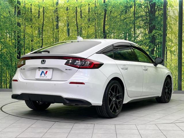 シビック ｅ：ＨＥＶ　純正９型ナビ　バックカメラ　ＢＯＳＥサウンドシステム　衝突軽減装置　レーダークルーズ　禁煙車　ハーフレザーシート　シートヒーター　パワーシート　ドラレコ　コーナーセンサー　レーンキープ　スマートキー（17枚目）