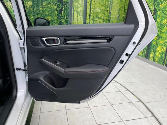 シビック ｅ：ＨＥＶ　純正９型ナビ　バックカメラ　ＢＯＳＥサウンドシステム　衝突軽減装置　レーダークルーズ　禁煙車　ハーフレザーシート　シートヒーター　パワーシート　ドラレコ　コーナーセンサー　レーンキープ　スマートキー（36枚目）