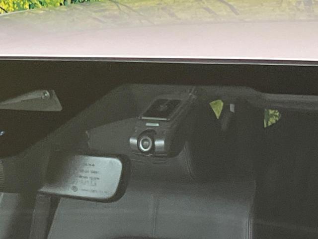 シビック ｅ：ＨＥＶ　純正９型ナビ　バックカメラ　ＢＯＳＥサウンドシステム　衝突軽減装置　レーダークルーズ　禁煙車　ハーフレザーシート　シートヒーター　パワーシート　ドラレコ　コーナーセンサー　レーンキープ　スマートキー（66枚目）