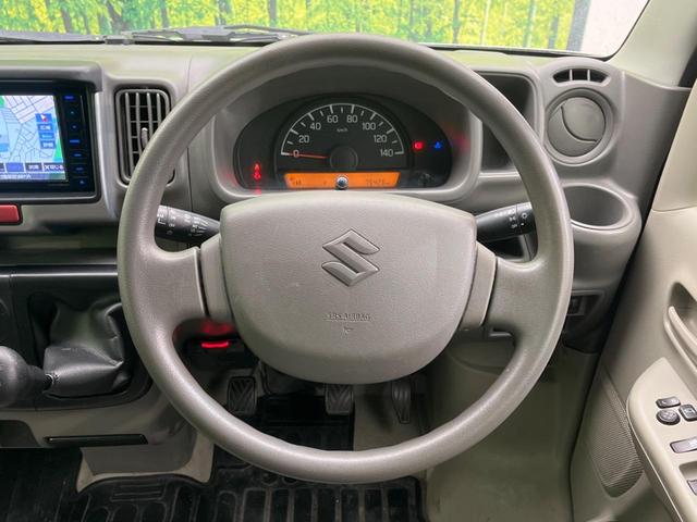 �C���e���A�ɍ��킹���f�U�C���̃X�e�A�����O�́A�^�]�������̂��Ƃ��l���A�^�]���₷���`��A�傫���ł��B�����x�A���ۂɐG���Ă��m���߂��������B