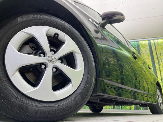 プリウス Ｓ　禁煙車　純正ナビ　バックカメラ　ＥＴＣ　Ｂｌｕｅｔｏｏｔｈ　スマートキー　ＨＩＤヘッドライト　オートライト　オートエアコン　純正１５インチアルミホイール　フォグライト　ＣＤ／ＤＶＤ再生　地デジ（13枚目）