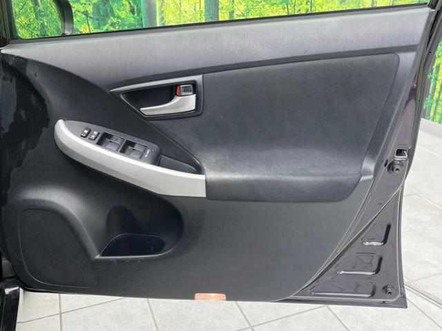 プリウス Ｓ　禁煙車　純正ナビ　バックカメラ　ＥＴＣ　Ｂｌｕｅｔｏｏｔｈ　スマートキー　ＨＩＤヘッドライト　オートライト　オートエアコン　純正１５インチアルミホイール　フォグライト　ＣＤ／ＤＶＤ再生　地デジ（22枚目）
