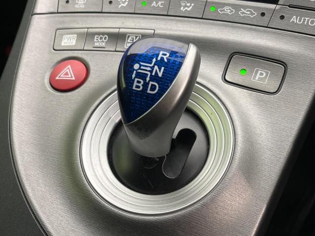 プリウス Ｓ　禁煙車　純正ナビ　バックカメラ　ＥＴＣ　Ｂｌｕｅｔｏｏｔｈ　スマートキー　ＨＩＤヘッドライト　オートライト　オートエアコン　純正１５インチアルミホイール　フォグライト　ＣＤ／ＤＶＤ再生　地デジ（51枚目）