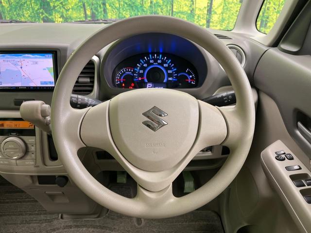 �C���e���A�ɍ��킹���f�U�C���̃X�e�A�����O�́A�^�]�������̂��Ƃ��l���A�^�]���₷���`��A�傫���ł��B�����x�A���ۂɐG���Ă��m���߂��������B