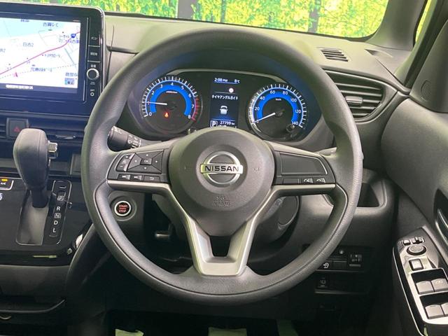 �C���e���A�ɍ��킹���f�U�C���̃X�e�A�����O�́A�^�]�������̂��Ƃ��l���A�^�]���₷���`��A�傫���ł��B�����x�A���ۂɐG���Ă��m���߂��������B