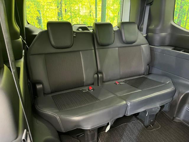 ステップワゴン ｅ：ＨＥＶスパーダ　両側電動スライドドア　衝突軽減装置　禁煙車　純正１１インチナビ　レーダークルーズ　バックカメラ　ＥＴＣ　Ｂｌｕｅｔｏｏｔｈ　シートヒーター　ハーフレザーシート　ＬＥＤヘッドライト　レーンキープアシスト（10枚目）